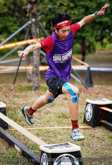 精彩纷呈的尤尼克斯李宁羽毛球拍2026新品引领潮流